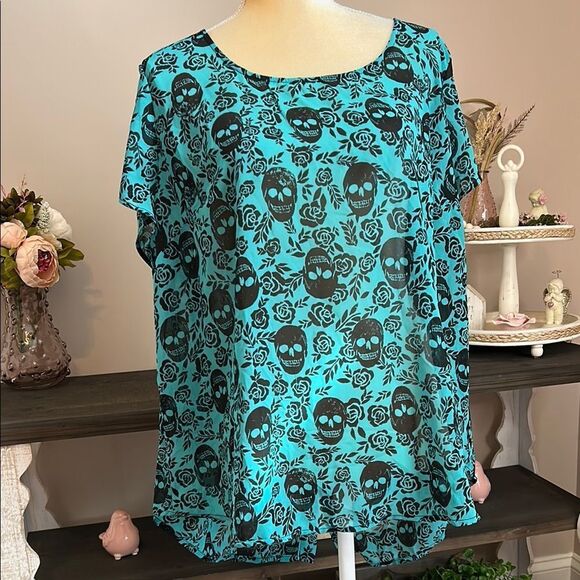 EUC Torrid Skull Blouse(size 2X) - Picture 1 of 6